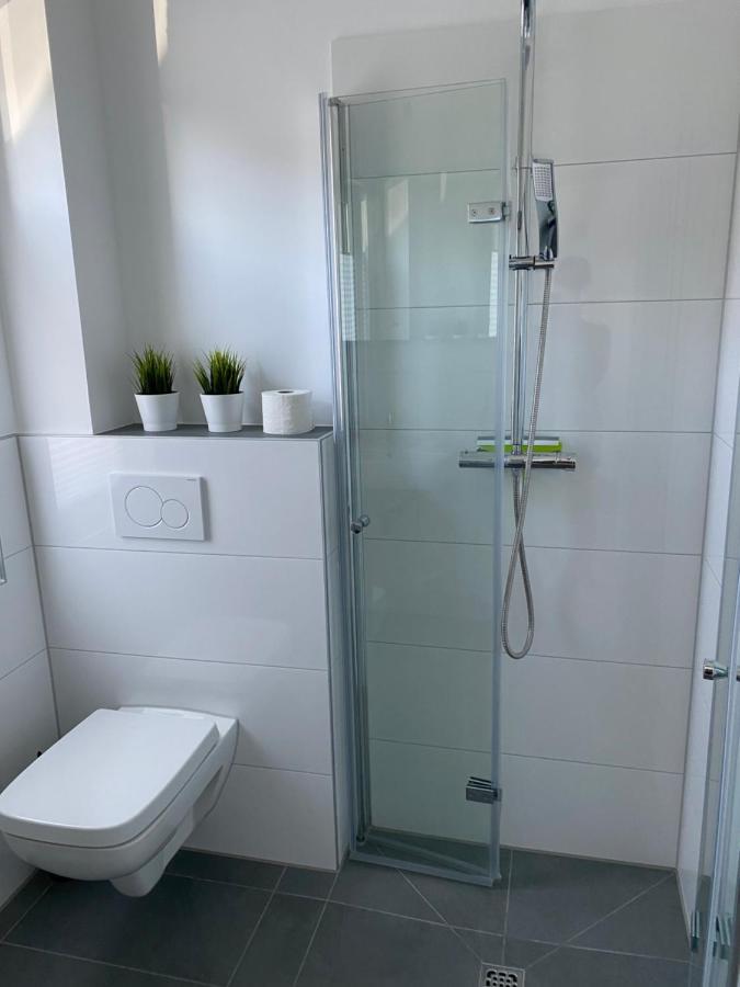 Messezimmer Nahe Der Duesseldorfer Messe Mit Eigenem Eingang Und Gratis Minibar Bagian luar foto